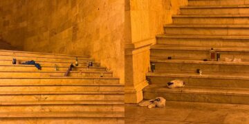 Cagliari, fiumi di alcol nei gradini del Bastione e docce improvvisate nelle piazze Matteotti e del Carmine