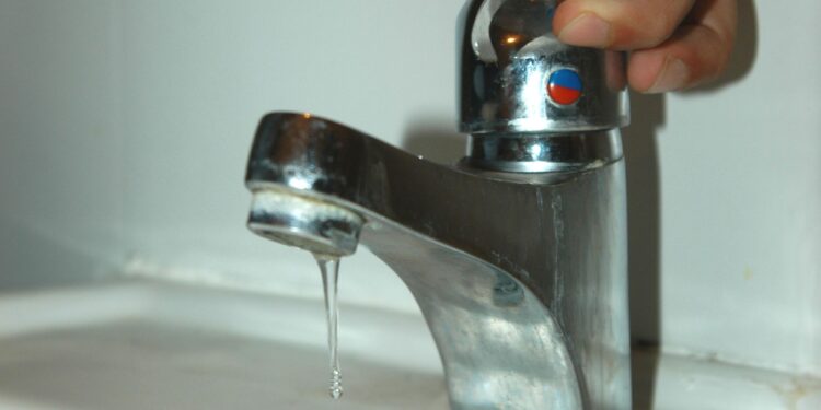Assemini senz’acqua, rubinetti a secco e c’è chi ha speso centinaia di euro per autoclave e cisterna