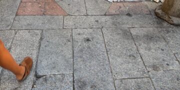 Cagliari, la polemica in Cattedrale: “Troppi venditori ambulanti dopo la Messa, turisti sbalorditi”