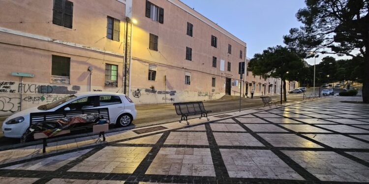 Cagliari: “In viale Buoncammino panchine come letti e fontane pubbliche come docce”