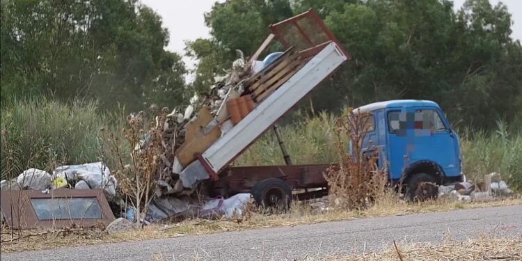 Quartu Sant’Elena, rifiuti abbandonati e bruciati: individuati i responsabili grazie al sistema di videosorveglianza