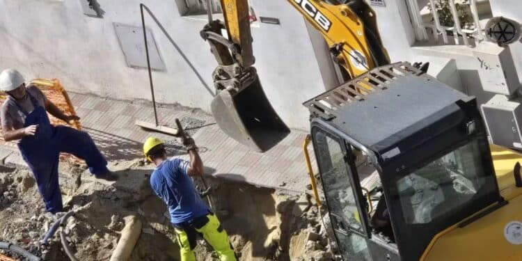Cagliari, in via Galvani il marciapiede è durato meno di 24 ore: nuovo scavo