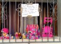 Sestu, bimba mette sul davanzale della finestra zaino e giochi che non usa più