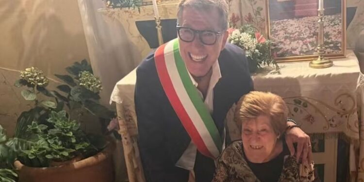 Quartucciu in festa per Zia Delfina Tidu: 100 anni e una maxi torta per questo traguardo straordinario