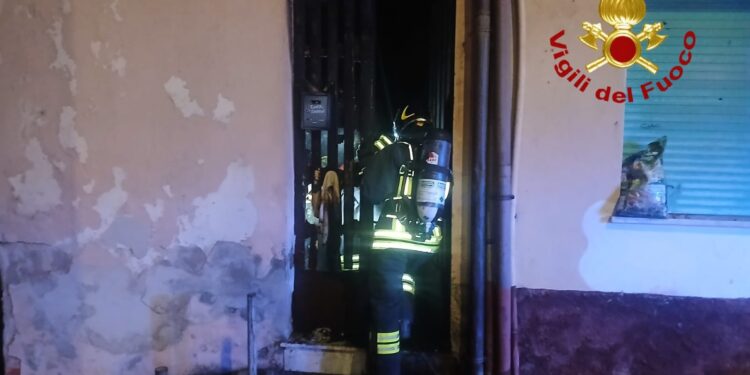 Paura a Tempio, fiamme in un’abitazione: un uomo trasportato in ospedale