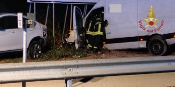Scontro sulla Ss 554 a Quartucciu: un ferito in ospedale, danneggiate anche auto parcheggiate