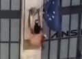 Strappa e calpesta il tricolore, migrante espulso: “Vanno rispettati i simboli della nostra democrazia”