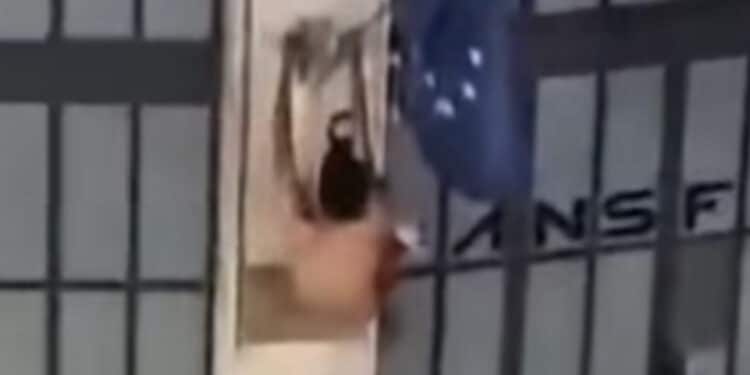 Strappa e calpesta il tricolore, migrante espulso: “Vanno rispettati i simboli della nostra democrazia”