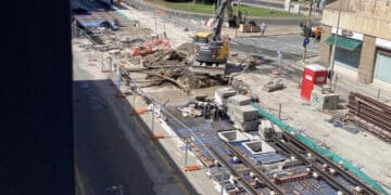 Cagliari, la ruspa spacca la condotta idrica: centinaia di famiglie disperate senz’acqua in viale Diaz (VIDEO)