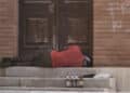 Cagliari, hotel a cielo aperto nel cuore della città: un uomo dorme sui gradini di un portone tra l’indifferenza dei passanti