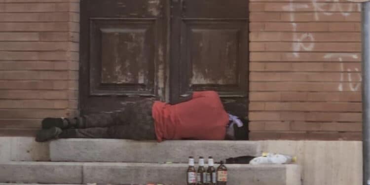 Cagliari, hotel a cielo aperto nel cuore della città: un uomo dorme sui gradini di un portone tra l’indifferenza dei passanti