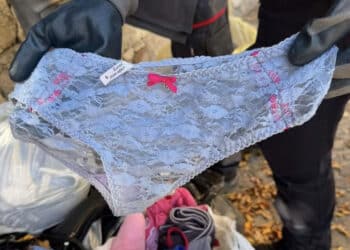 Giba e Villarios, tra i rifiuti abbandonati in strada spuntano mutandine in pizzo e decine di gratta e vinci, l’ironia del Comune: “Cercasi proprietari un poco distratti”