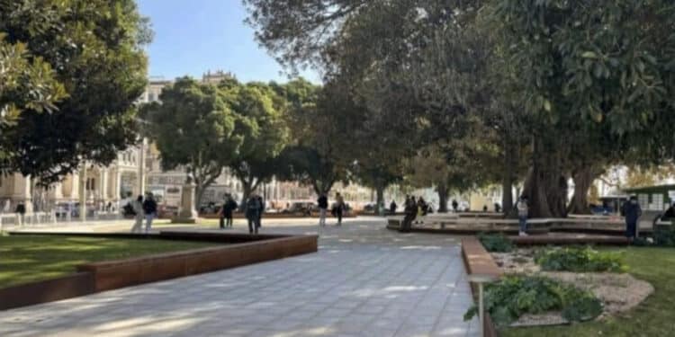 Cagliari, 15enne accerchiata e molestata da un gruppo di uomini: salvata da un militare calabrese