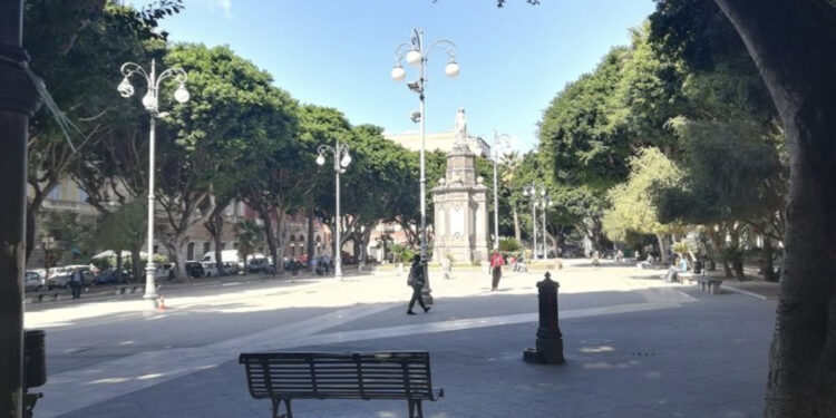 Cagliari, corriere derubato in Piazza del Carmine: “Aiutatemi senza patente non posso lavorare”