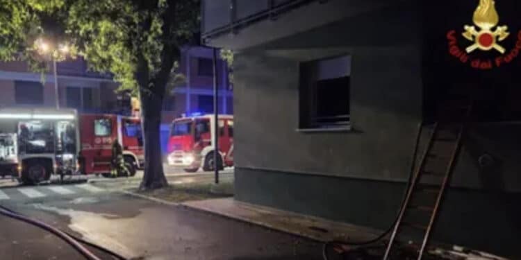 Scoppia un incendio in una palazzina: due morti e 13 intossicati