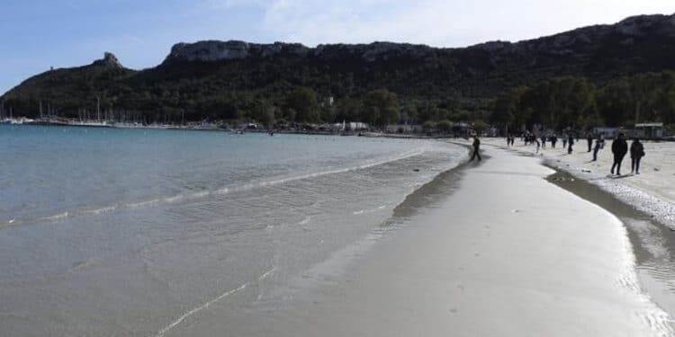 Cagliari, al Poetto i ladri non vanno in vacanza: alla sesta fermata rubato l’ennesimo zaino
