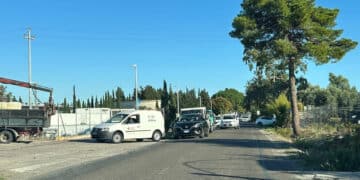 Assemini, tutti in fila per l’ecocentro rischiando il frontale con chi giunge dalla parte opposta: “Evitare un incidente è un miracolo”