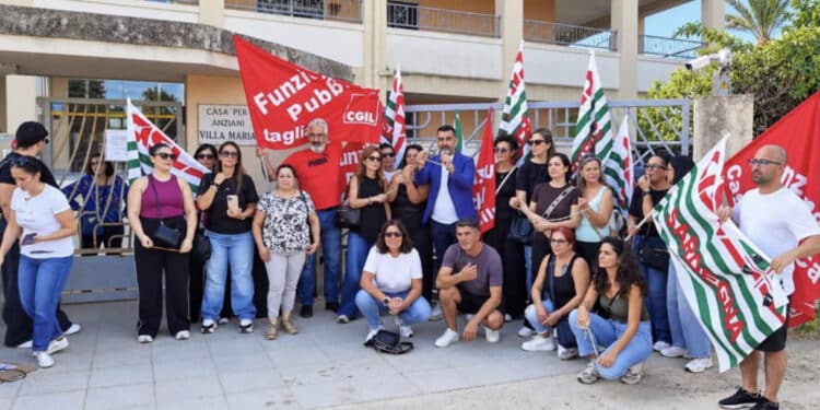 Quartu, sit-in dei lavoratori a Villa Maria: “Servono interventi immediati”