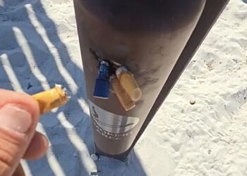 Cagliari, posacenere strapieni e mai svuotati alla prima fermata del Poetto