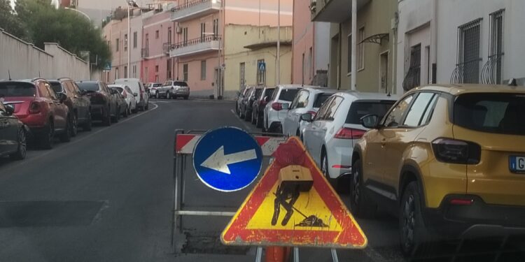 Via Monte Santo, tombino scomparso da mesi: “Le strade fanno schifo e si pensa alle piste ciclabili”