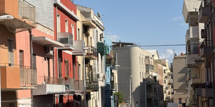 Nel ring di Is Mirrionis, paura in via Ogliastra dopo la lite tra stranieri: un uomo accoltellato a una natica