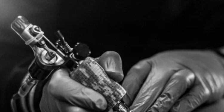 A Cagliari tornano i tatuaggi anni Duemila: tribali, fine line e Y2K, ecco cosa va di moda nel 2026