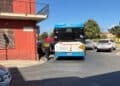 Cagliari, bus bloccato da un’auto parcheggiata male: “A lavoro con un’ora e mezza di ritardo”