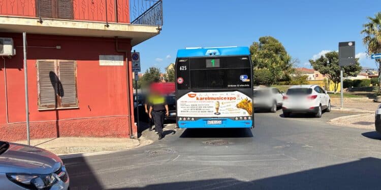 Cagliari, bus bloccato da un’auto parcheggiata male: “A lavoro con un’ora e mezza di ritardo”