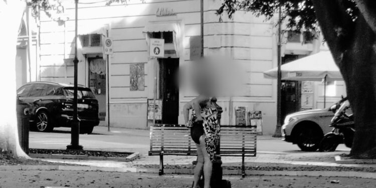Cagliari, si denuda e si lava le parti intime nella fontanella di piazza del Carmine davanti a famiglie e turisti