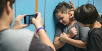 Atti di bullismo in una scuola del cagliaritano: ragazzo con disabilità accerchiato, spintonato e preso in giro
