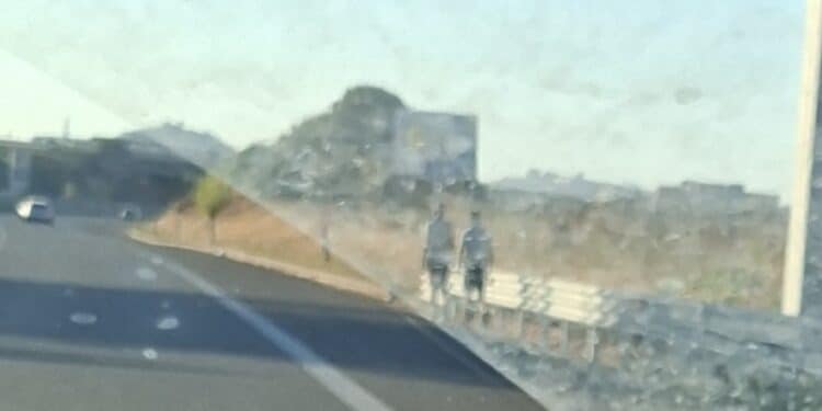 Monastir, di nuovo a spasso sulla Ss 131: due uomini a piedi sulla corsia di emergenza