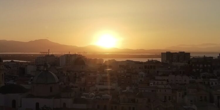 Cagliari, spunta un coltello sul bus per il Poetto: “Uno straniero fermato all’ultimo da un gesto criminale”