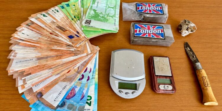 Sestu, arrestato un 25enne per spaccio: sequestrati hashish e oltre 8 mila euro in contanti