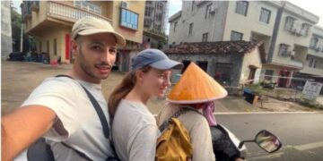 Alessio e Helena, dalla Sardegna al Giappone in bicicletta con il loro cagnolino Shiva