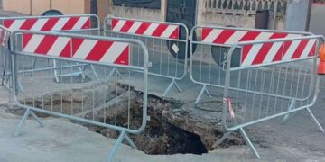 Assemini, la buca di via Coghe diventa una voragine: nuovo crollo durante la notte