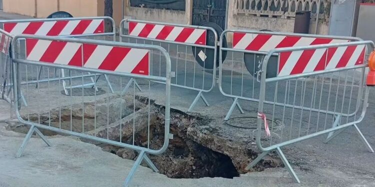 Assemini, la buca di via Coghe diventa una voragine: nuovo crollo durante la notte