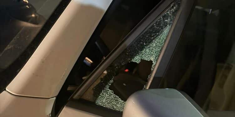 Assemini, auto vandalizzate in via Oslo e residenti infuriati: sotto accusa un gruppo di ragazzini