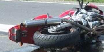 Cagliari, ennesimo incidente stradale paralizza il traffico: scontro tra auto e moto in via del Fangario