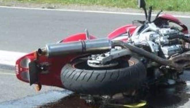 Cagliari, ennesimo incidente stradale paralizza il traffico: scontro tra auto e moto in via del Fangario