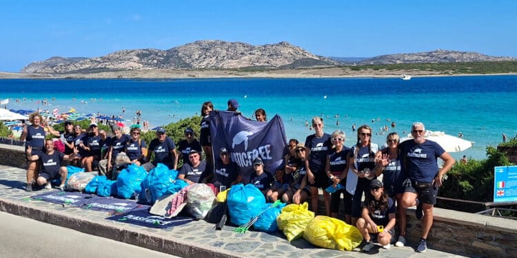 Oltre sei tonnellate di rifiuti raccolti in tre giorni in spiagge, città e parchi della Sardegna