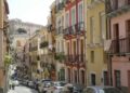 Cagliari, cittadini detective in via Azuni segnalano un luogo pubblico usato come dormitorio