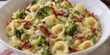 La cultura nel piatto: orecchiette cremose con broccoli, speck croccante e pecorino