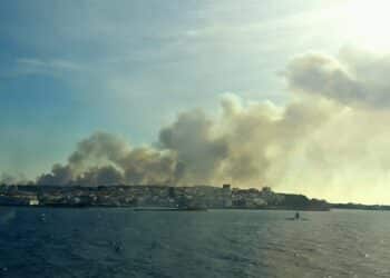 Inferno di fuoco a Calasetta, fiamme alimentate dal vento: tanta paura e case evacuate