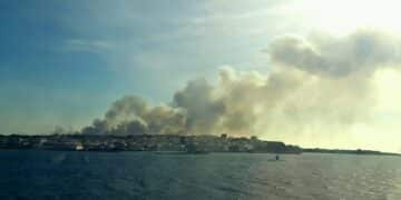 Inferno di fuoco a Calasetta, fiamme alimentate dal vento: tanta paura e case evacuate