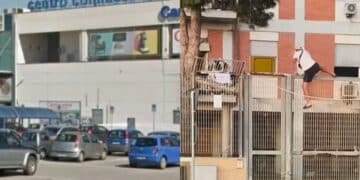 Prima il pestaggio nei parcheggi del centro commerciale, poi la rivolta dei migranti al Cpa: tensione sempre più alta a Monastir, Sestu e San Sperate