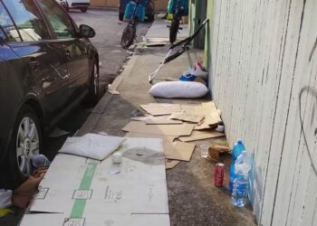 Cagliari, in via Venturi il marciapiede si trasforma in camera da letto