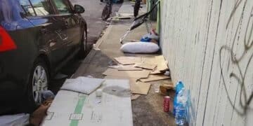 Cagliari, in via Venturi il marciapiede si trasforma in camera da letto