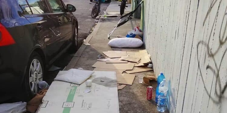 Cagliari, in via Venturi il marciapiede si trasforma in camera da letto