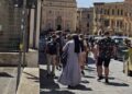 Cagliari, a Castello gruppi di turisti in mezzo alla strada senza regole e controlli