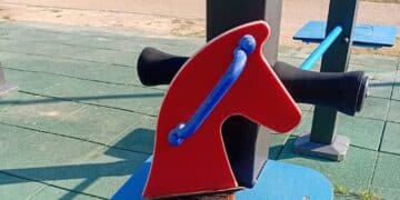 Monserrato, inciviltà al parco della Memoria: ragazzini scatenati distruggono i giochi dei bambini